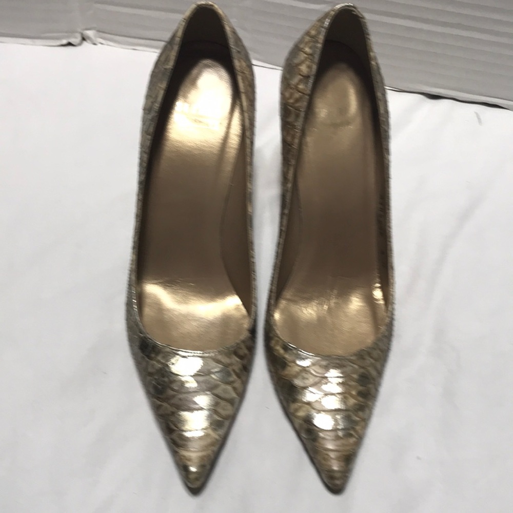 Stuart Weitzman snake embossed leather pointy toe heels. EUC